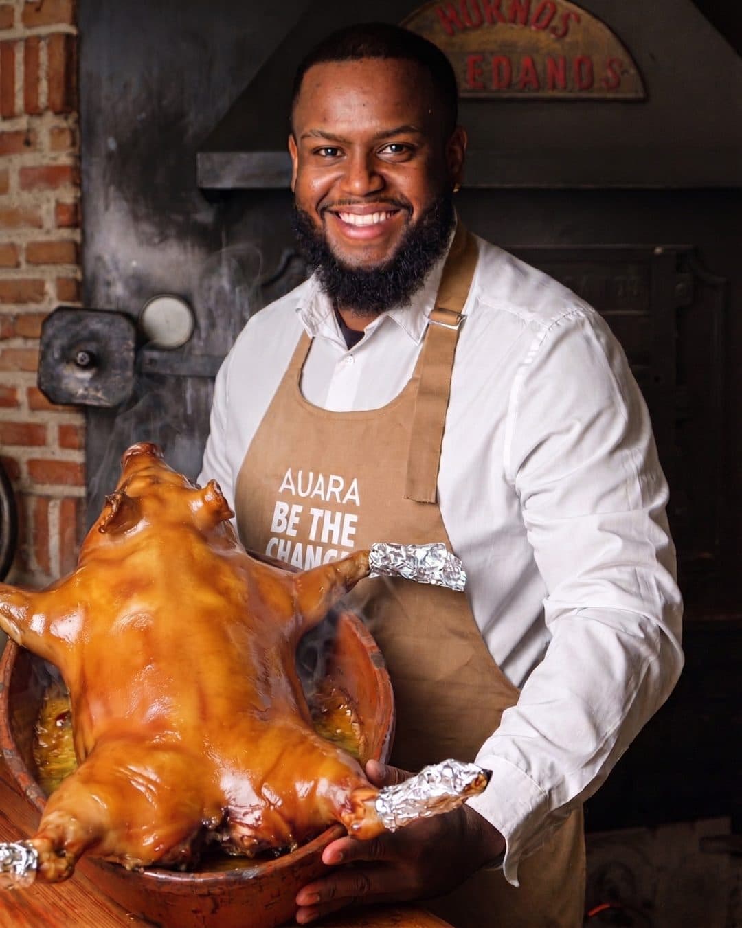 El maestro asador junto al horno de leña